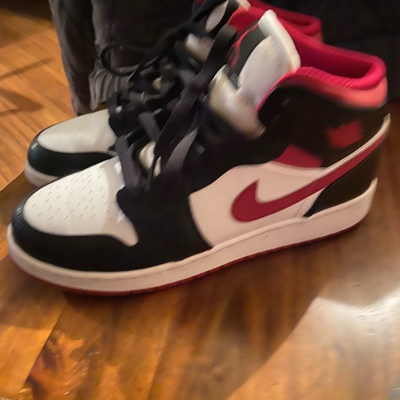 Air Jordan 1 Mid GS - Picture 2 of 3